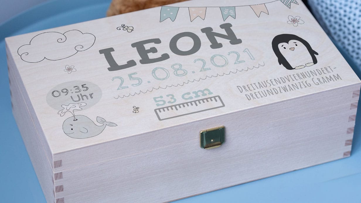 Una caja de madera con relieve personalizado y motivos de bebé.
