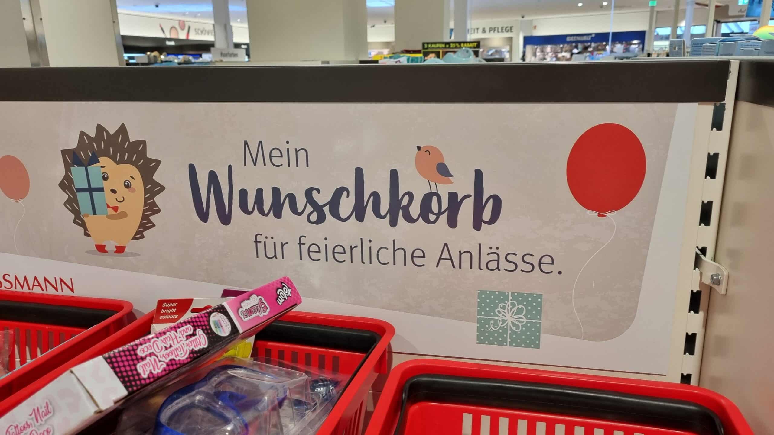 Un cartel publicitario en una tienda Rossmann anuncia la cesta de los deseos Rossmann