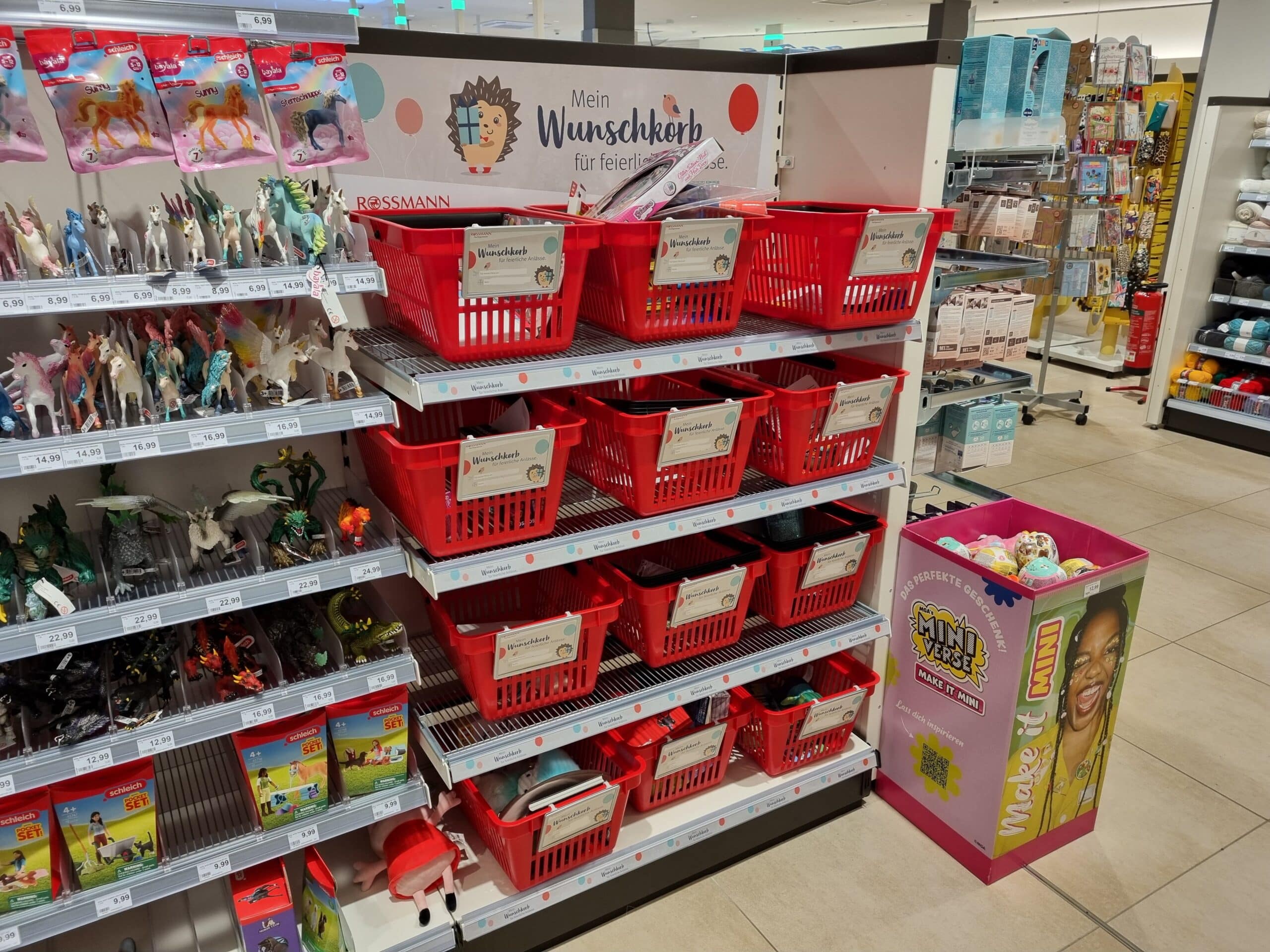 Varias cajas de deseos que ya han sido llenadas por niños en una tienda Rossmann.