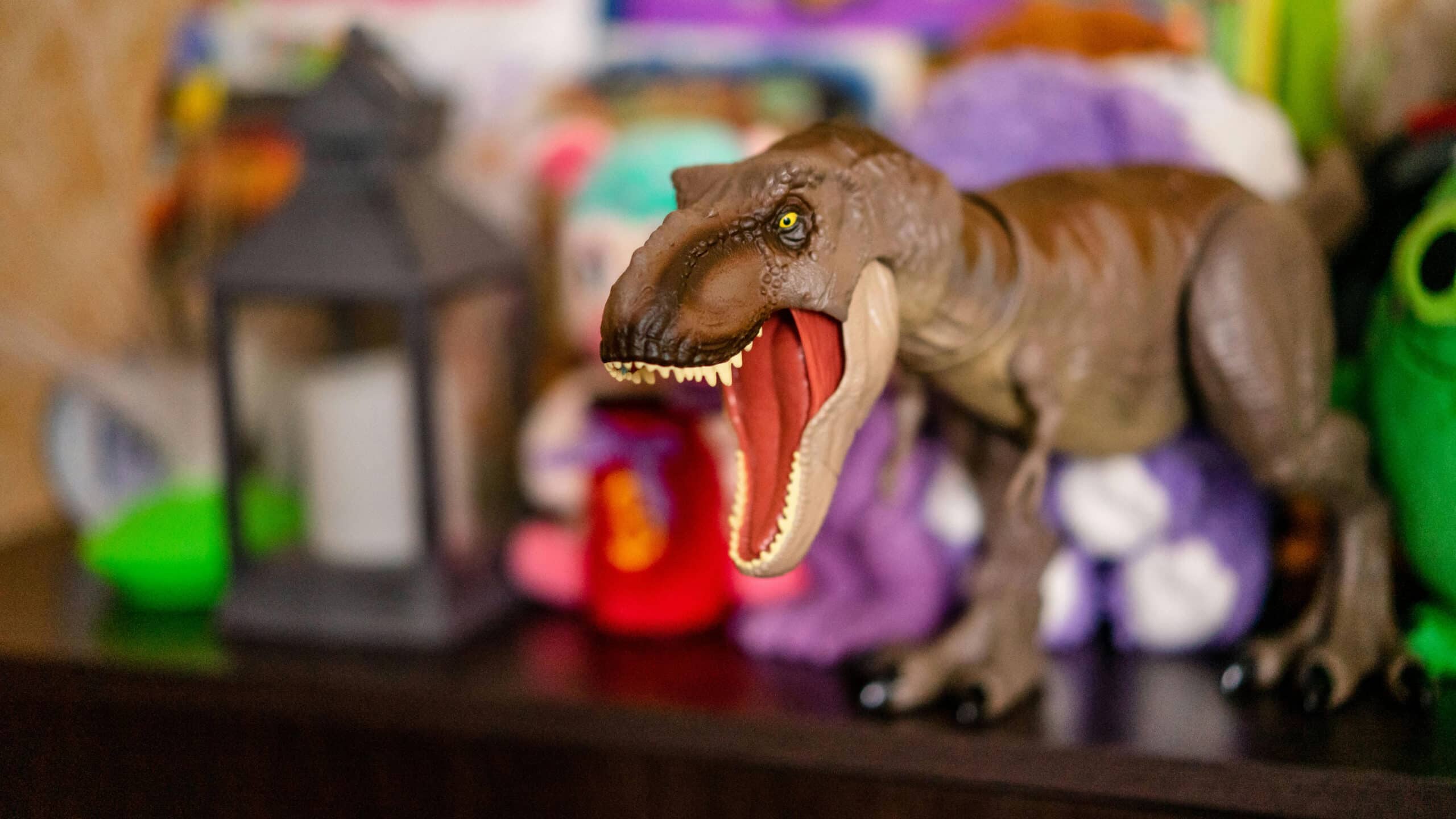 Un dinosaurio con la boca abierta en la habitación de un niño.