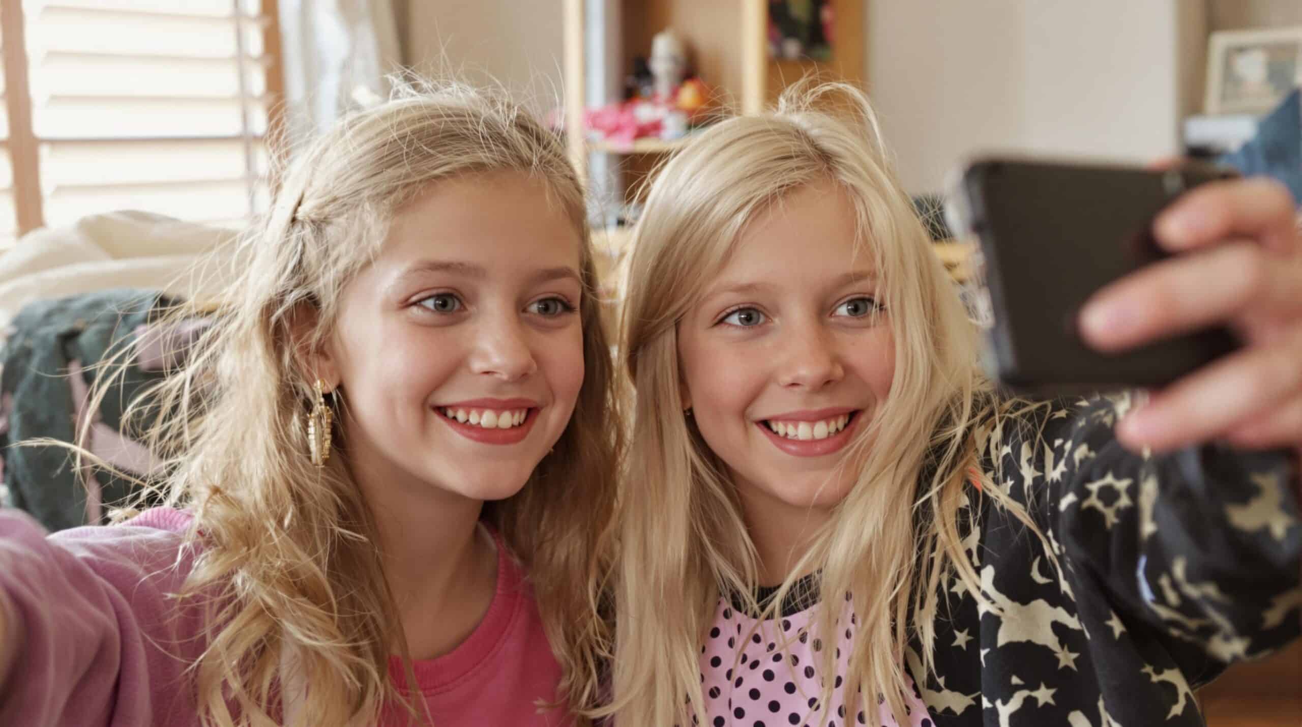 Dos chicas se toman un selfie con su smartphone