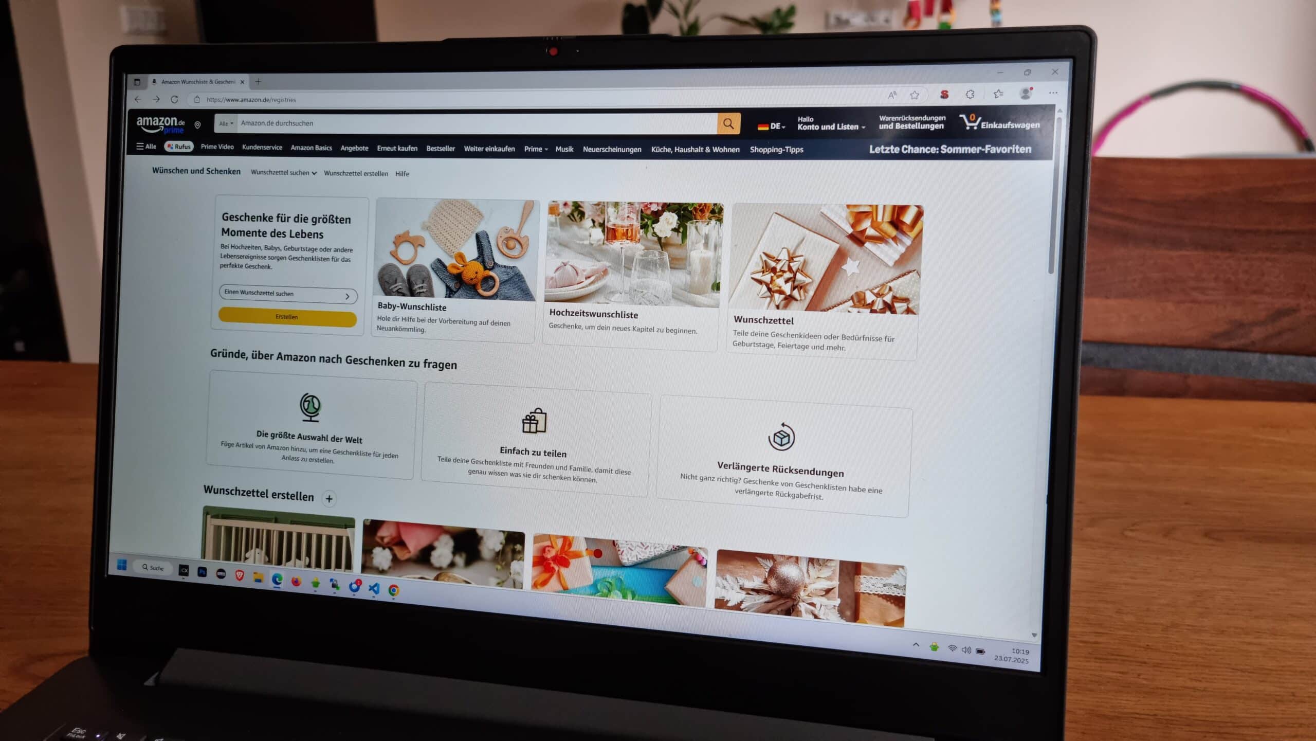 Foto de una pantalla en la que está abierta la web de Amazon, con la que se puede crear la lista de deseos