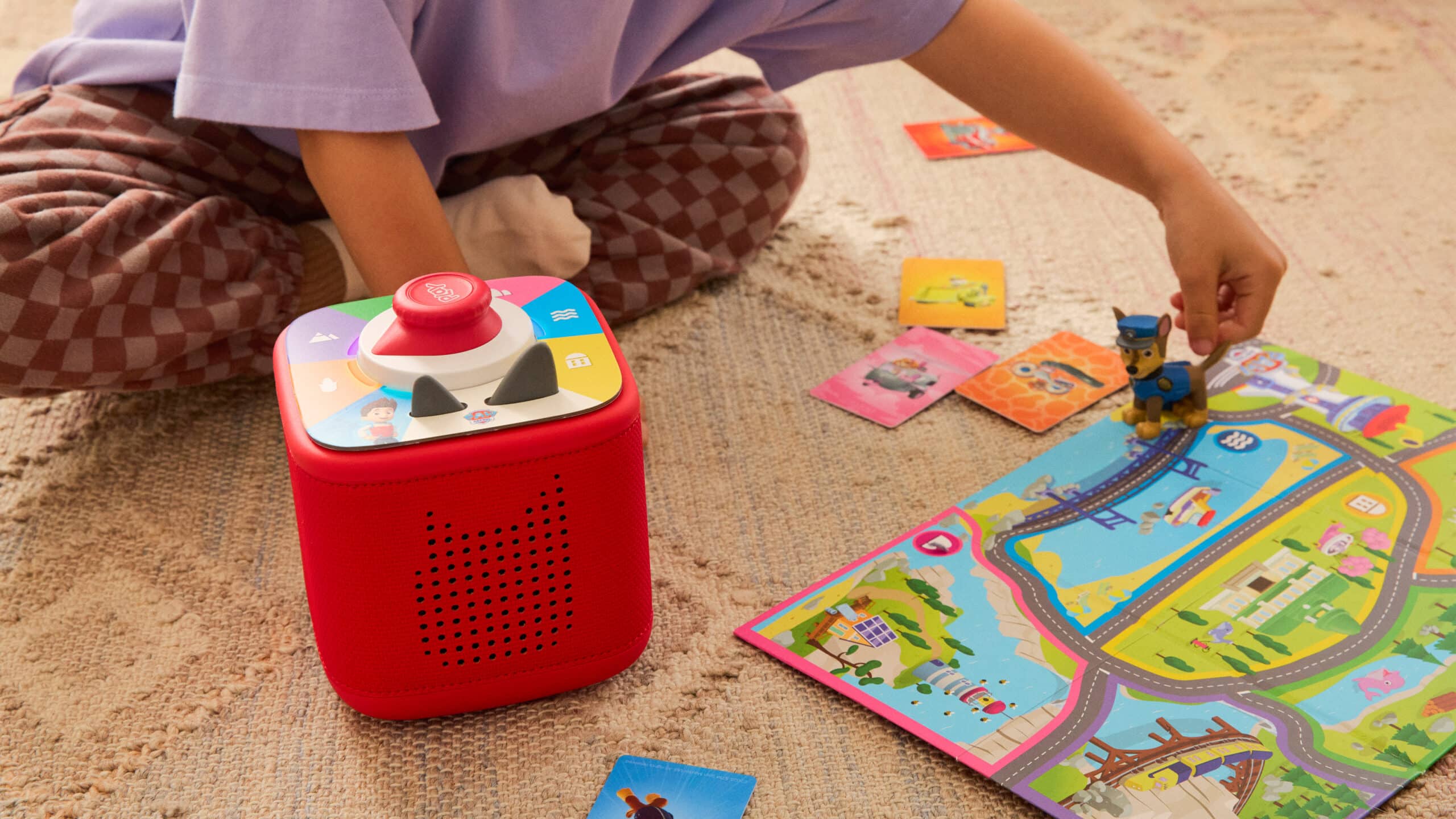 Un niño juega con el Toniebox 2